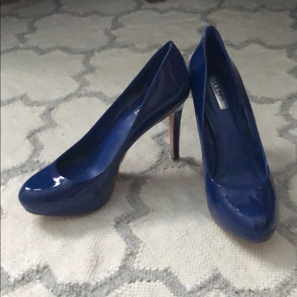 Blue pumps